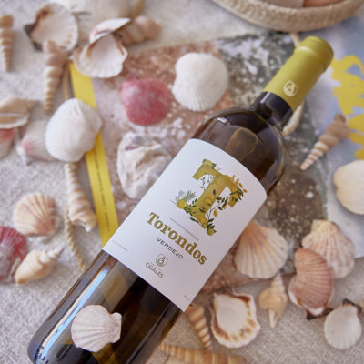 Botella Torondos Verdejo en una esa decorada con conchas